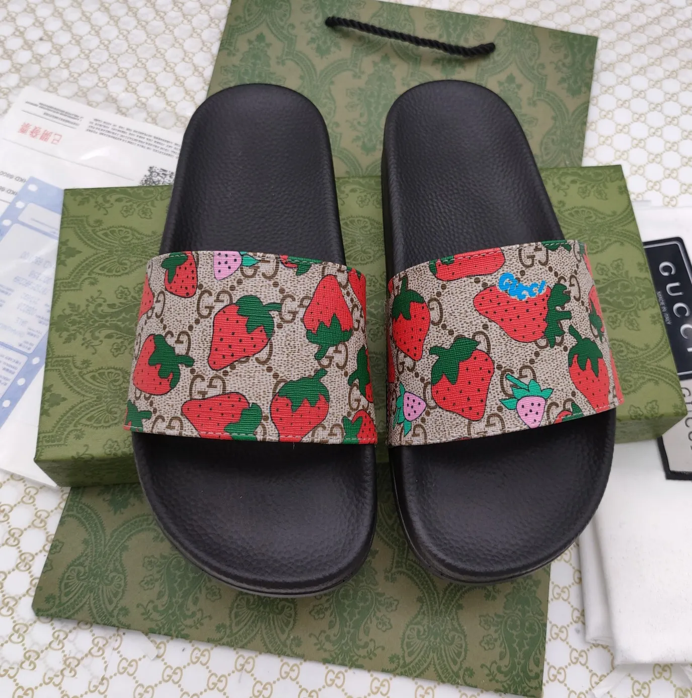 👟👟Ex-factory price 220👟👟 Couple model 🎗Gucci "Gucci" slippers, a much-anticipated one, so beautiful that it will melt your hearts❤,! It is simply a masterpiece of extraordinary craftsmanship. It is a must-have for everyone. It is made by open molding. The foot feels Q-elastic and super soft. The upper foot is super delicate. Size number (35~47), exclusive model, with many layouts, there is always one you like🎉🎉